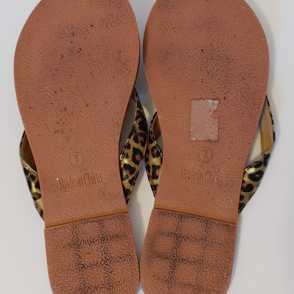 Two pair of Wet Seal flip flops/both size 7 - Picture 7 of 7
